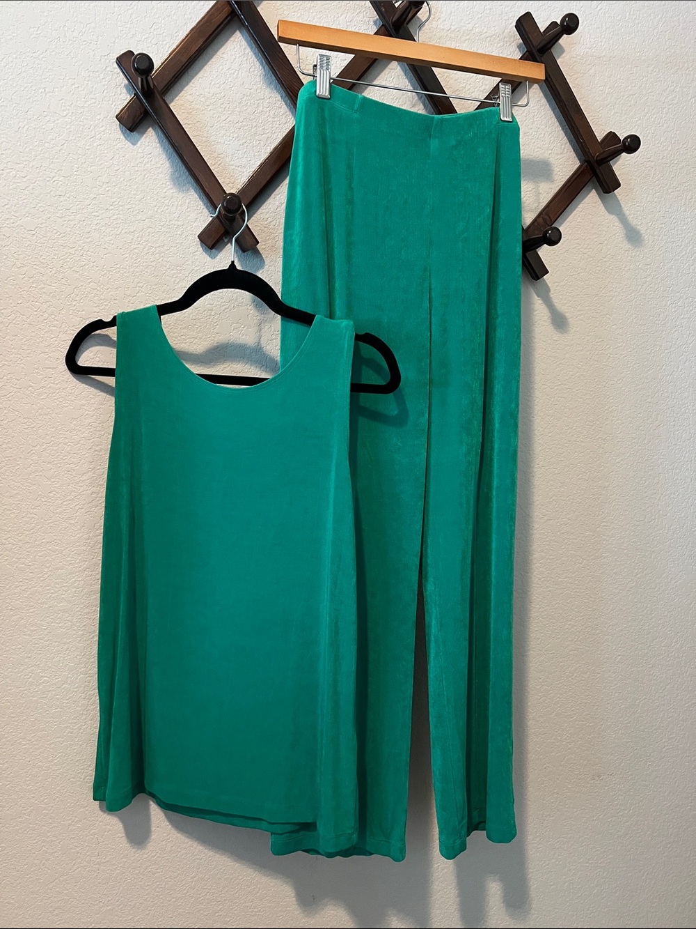 Set of Chico’s Green Travelers sleeveless top and short Pants 2(12)
